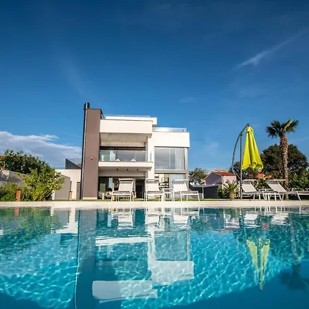 Luxury Deluxe With Heated Pool In Istria