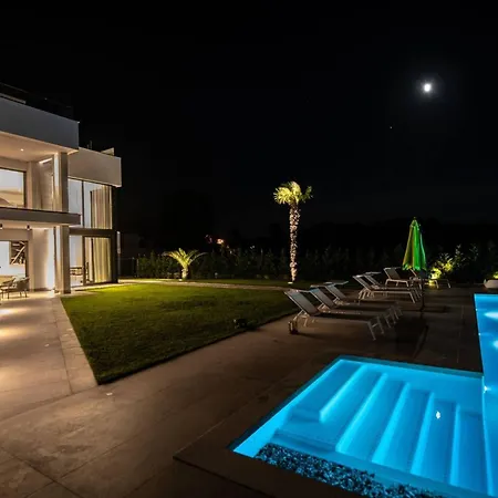 Vila Luxury Deluxe With Heated Pool In Istria